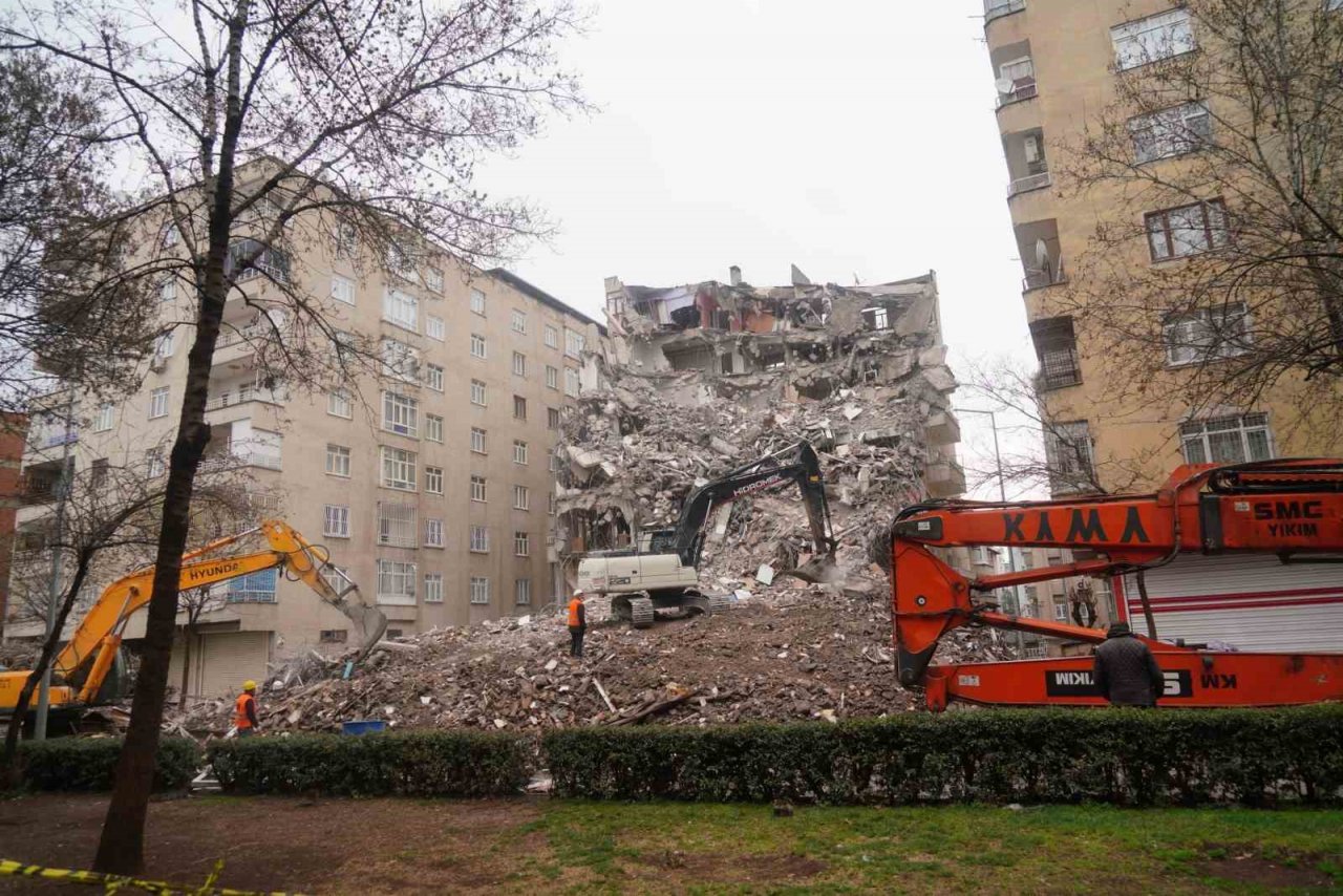 Diyarbakır’da acil yıkım kararı alınan yapılar bir bir yıkılıyor