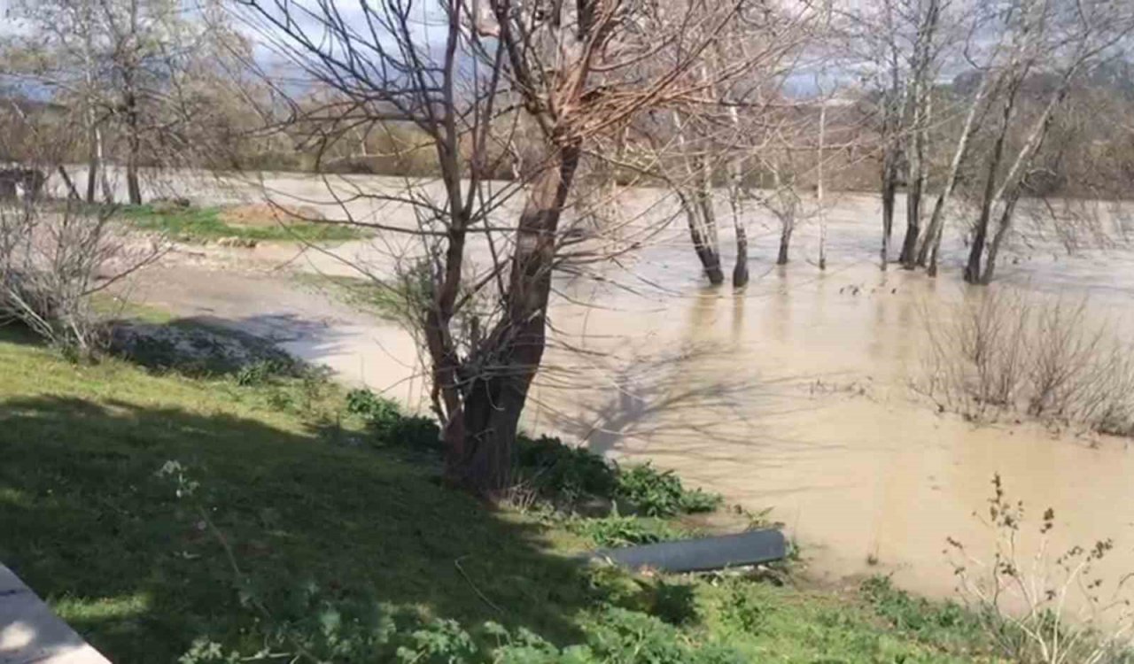 Turuncu kodla uyarılan Antalya’da tarlalar ve yollar göle döndü