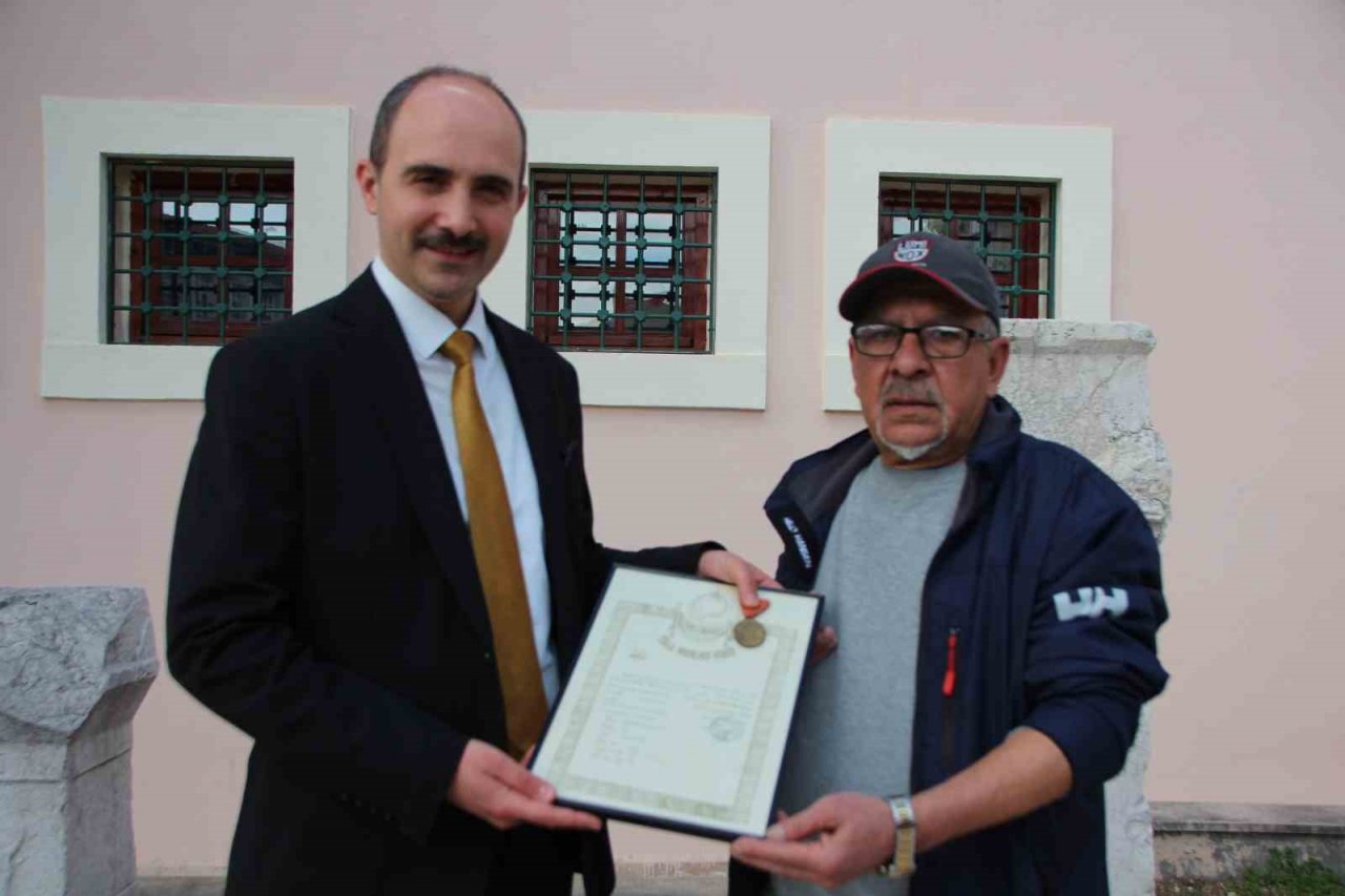 Dede yadigarı İstiklal Madalyası’nı müzeye bağışladı