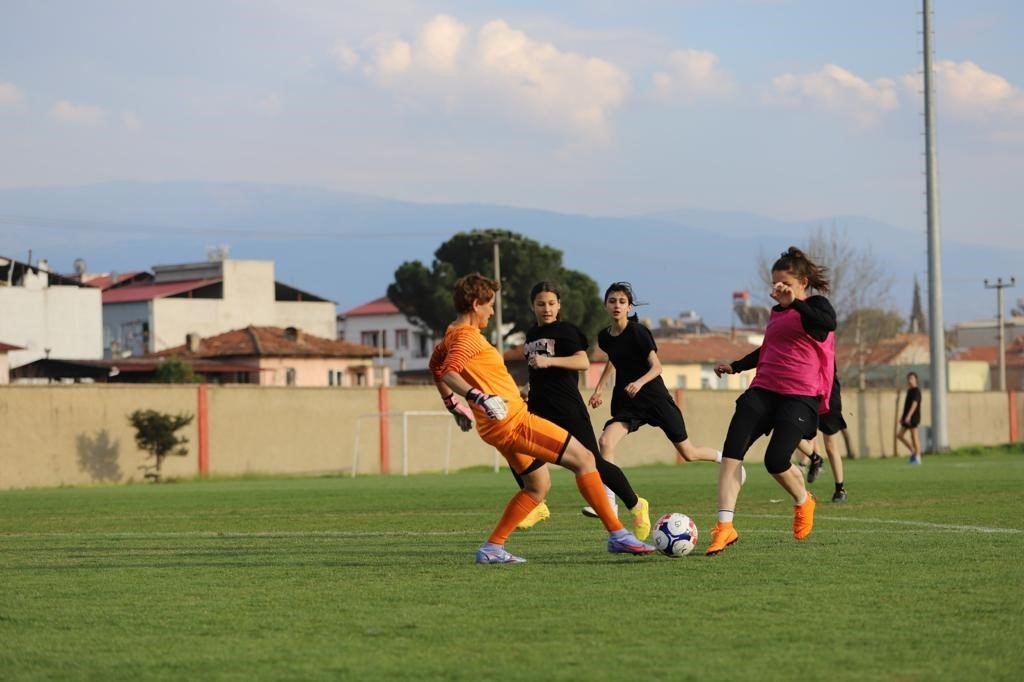 Nazilli kadın futbol takımı hazırlıklarını sürdürüyor