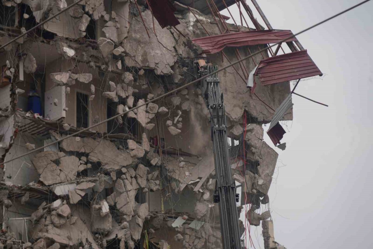 Diyarbakır’da acil yıkım kararı alınan yapılar bir bir yıkılıyor