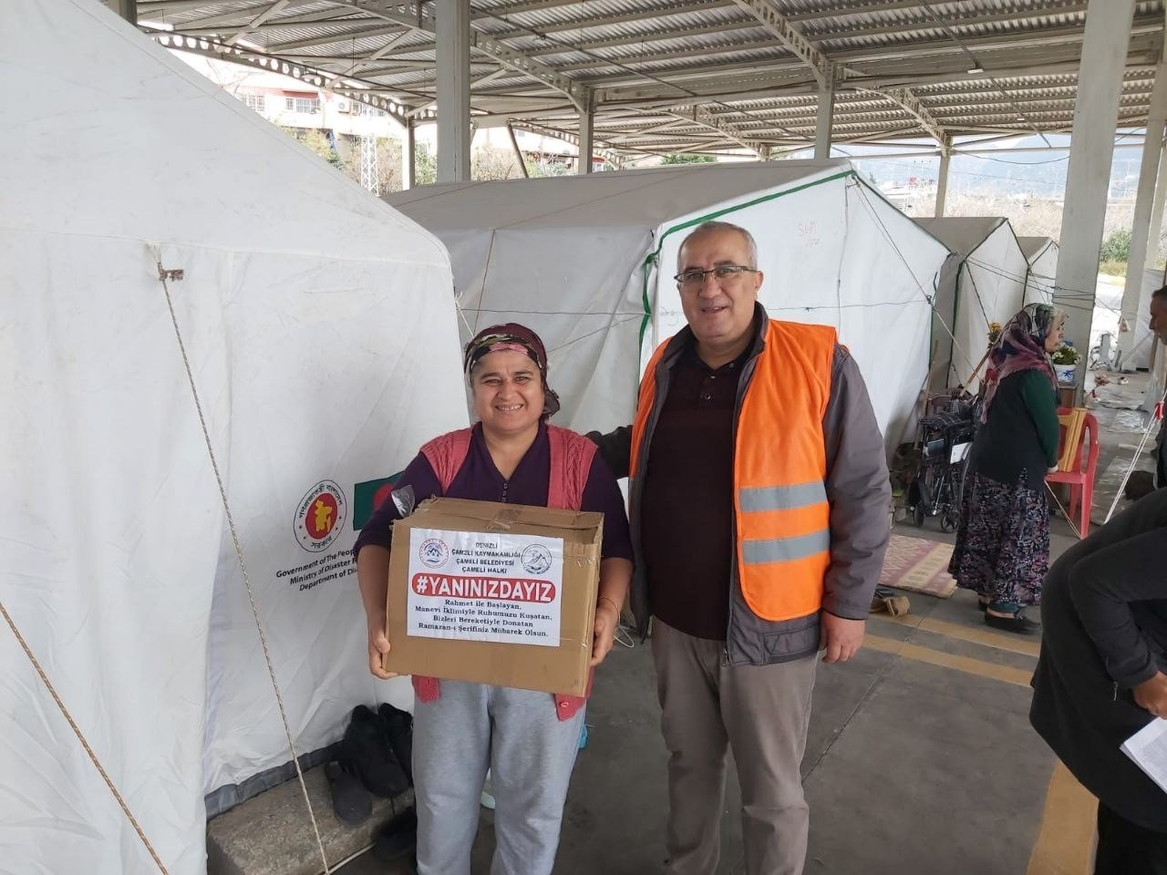 Başkan Arslan, Ramazan kolilerini depremzedelere eliyle teslim etti