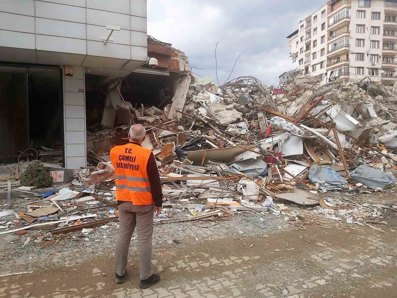 Başkan Arslan, Ramazan kolilerini depremzedelere eliyle teslim etti