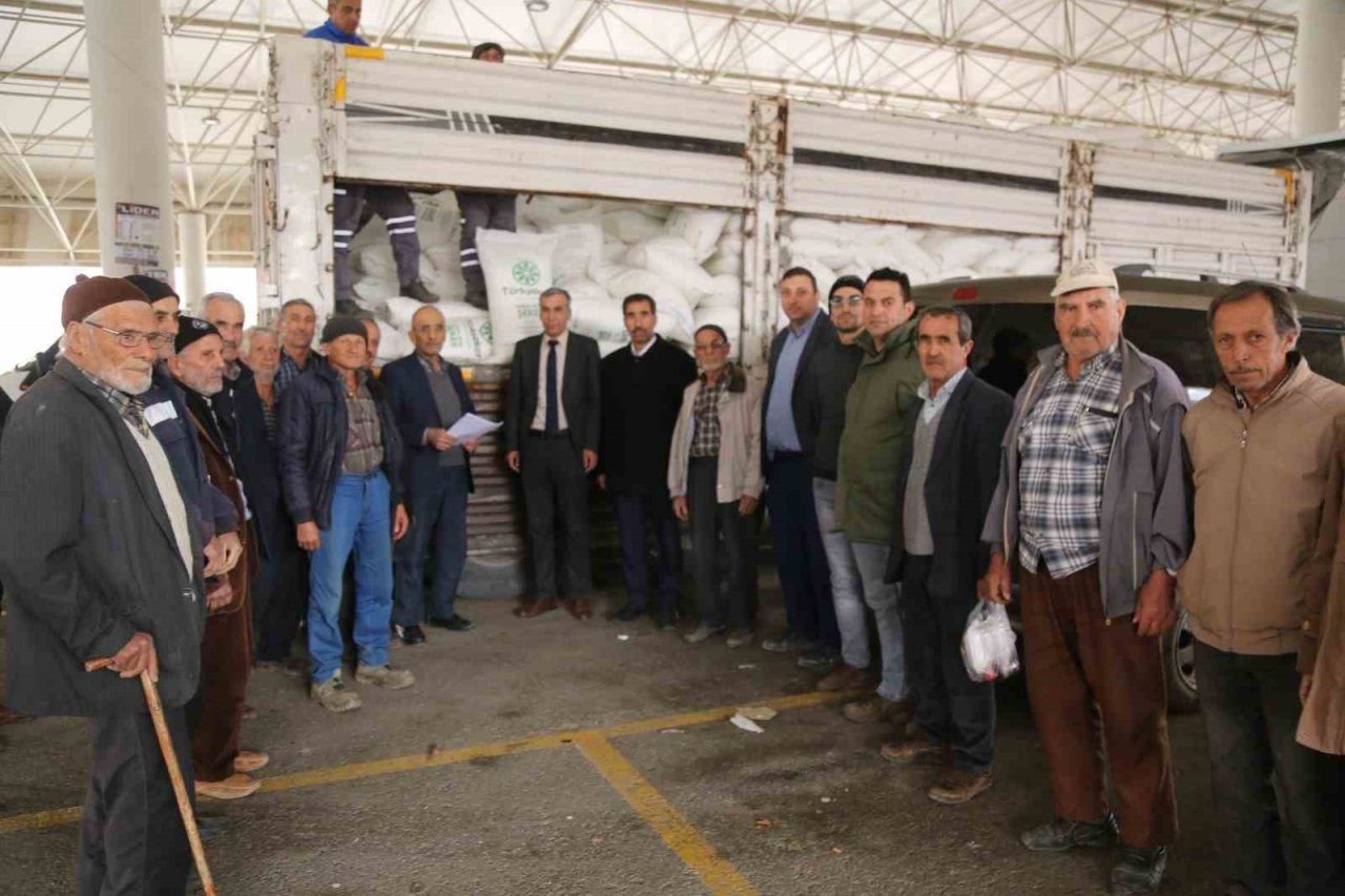 Başkan Arslan, Ramazan kolilerini depremzedelere eliyle teslim etti