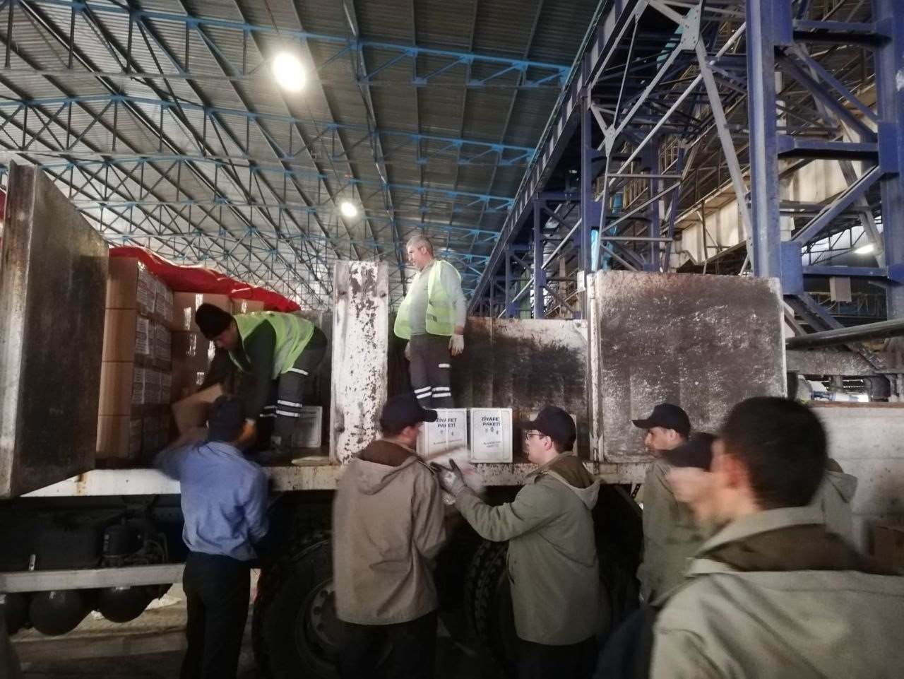 Başkan Arslan, Ramazan kolilerini depremzedelere eliyle teslim etti