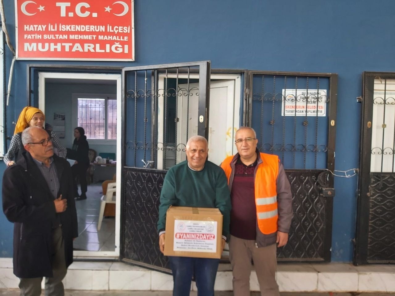 Başkan Arslan, Ramazan kolilerini depremzedelere eliyle teslim etti