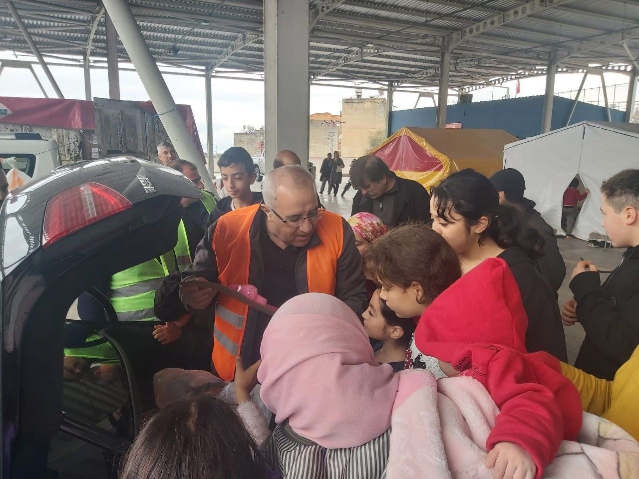 Başkan Arslan, Ramazan kolilerini depremzedelere eliyle teslim etti