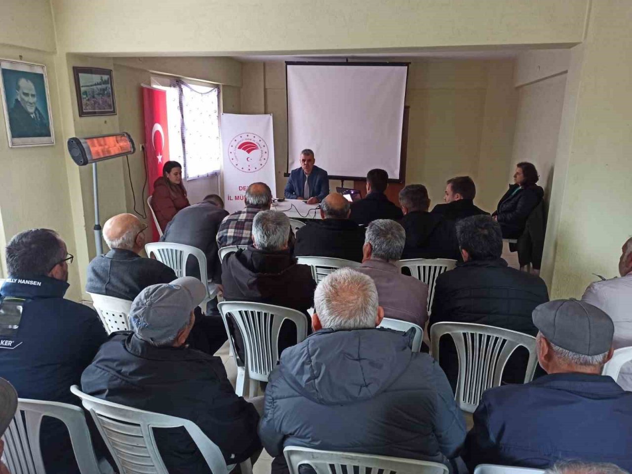 Bağlara zarar veren salkım güvesiyle mücadele sürüyor