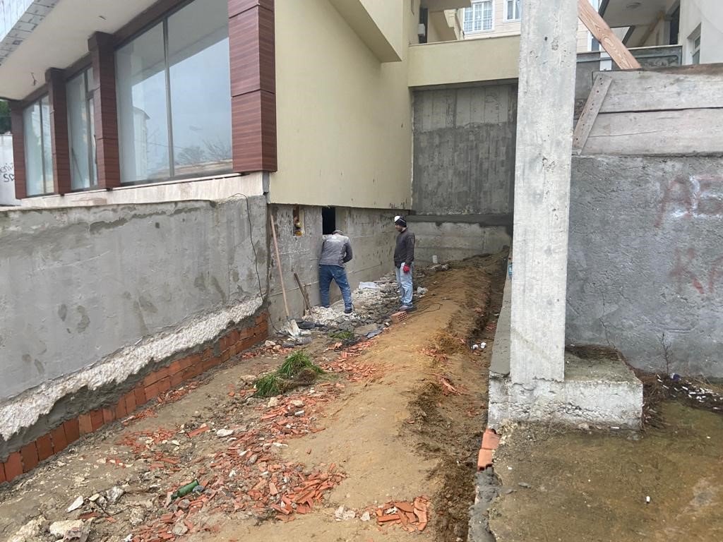 Altı katlı binanın perde betonunun kesilmek istenmesi böyle görüntülendi