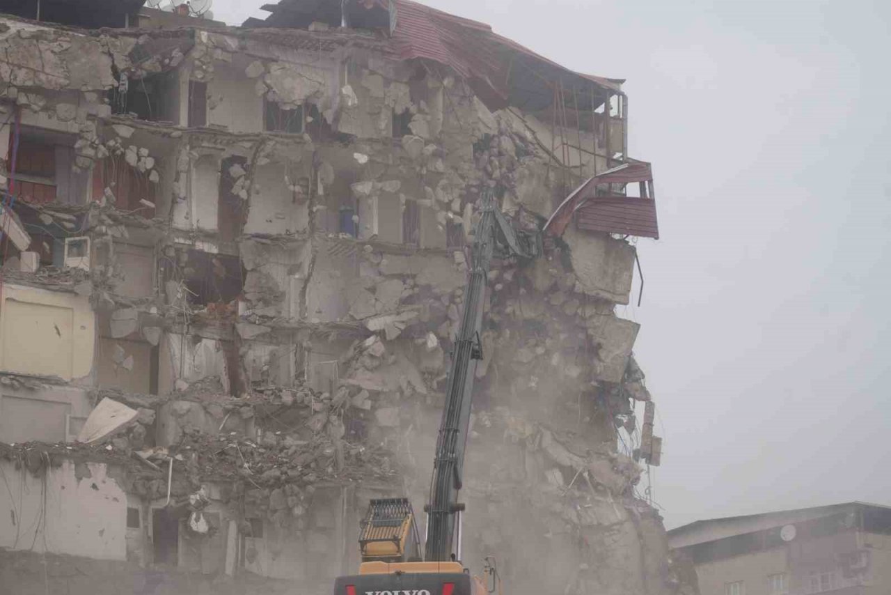 Diyarbakır’da acil yıkım kararı alınan yapılar bir bir yıkılıyor