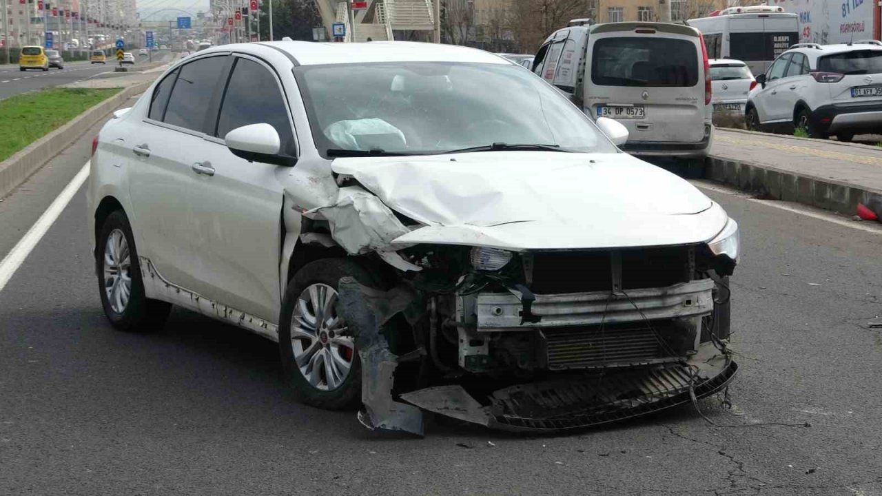 Diyarbakır’da araçlar çarpıştı, sürücüler burunları bile kanamadı