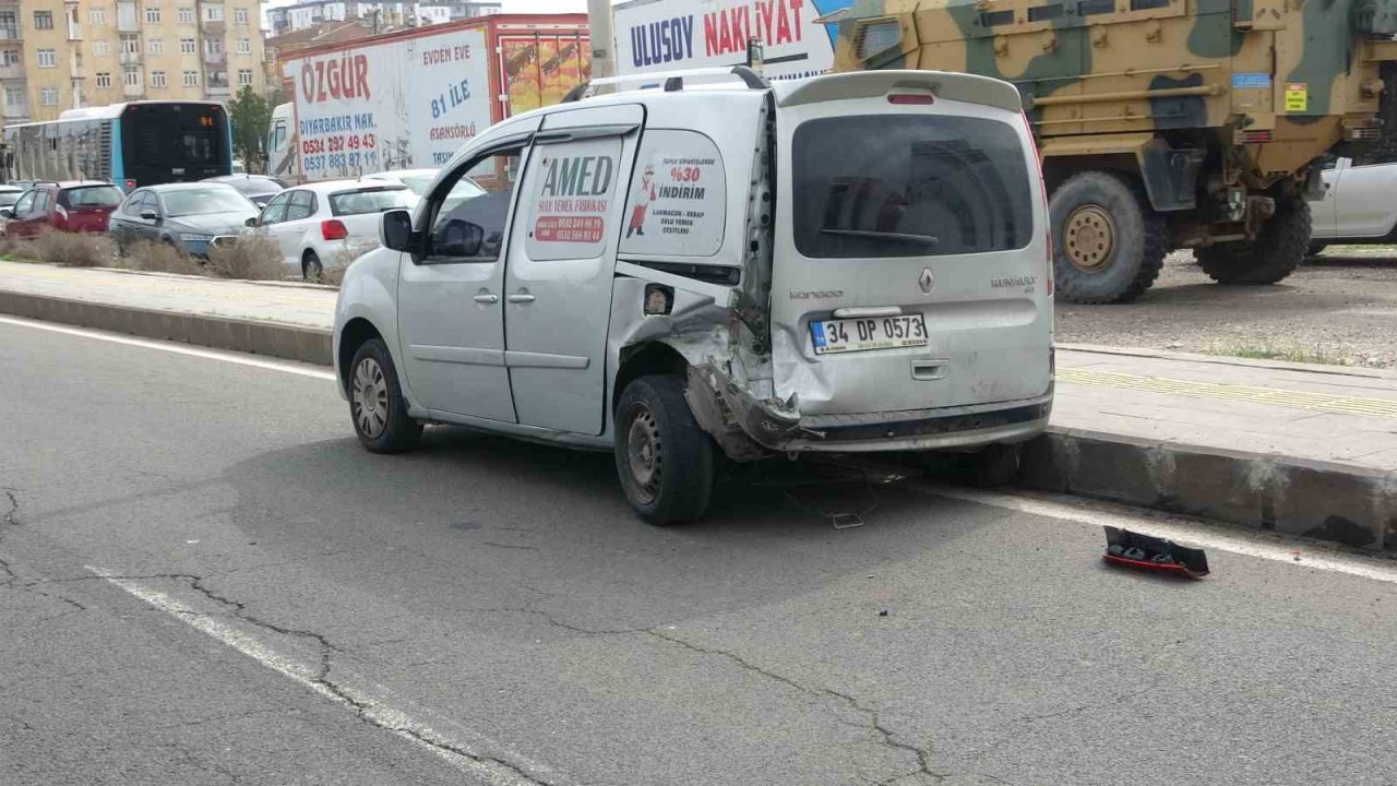 Diyarbakır’da araçlar çarpıştı, sürücüler burunları bile kanamadı