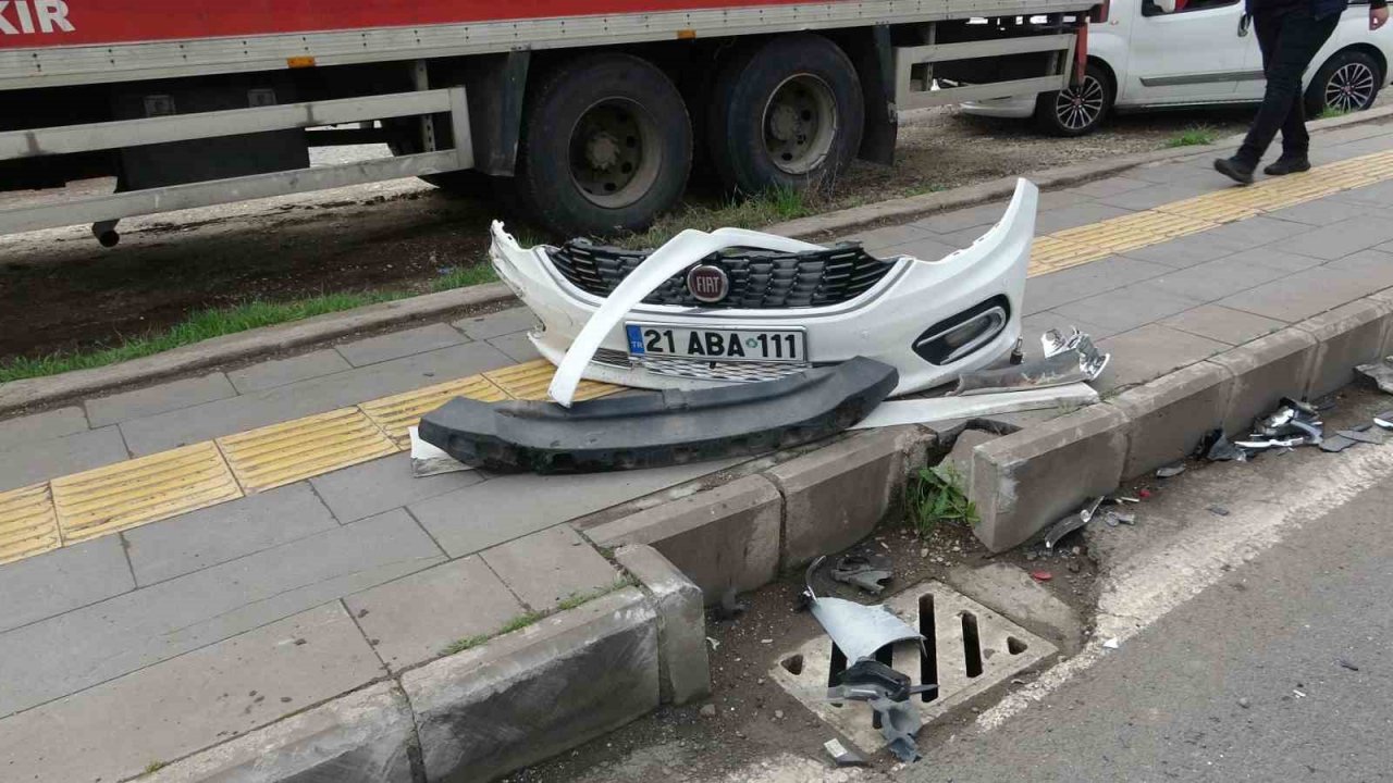 Diyarbakır’da araçlar çarpıştı, sürücüler burunları bile kanamadı
