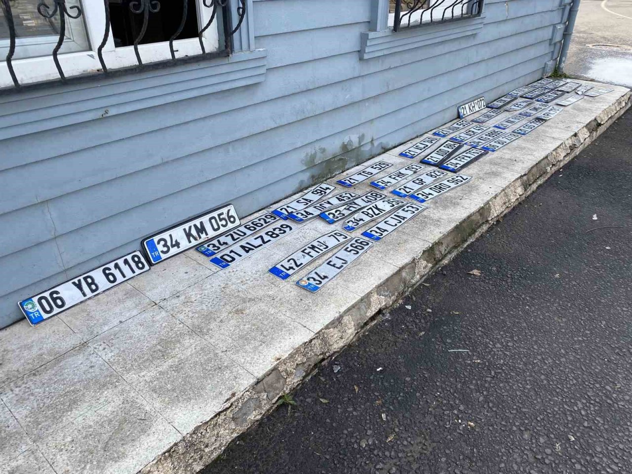 Diyarbakır’da sele kapılan plakalar sahiplerini bekliyor