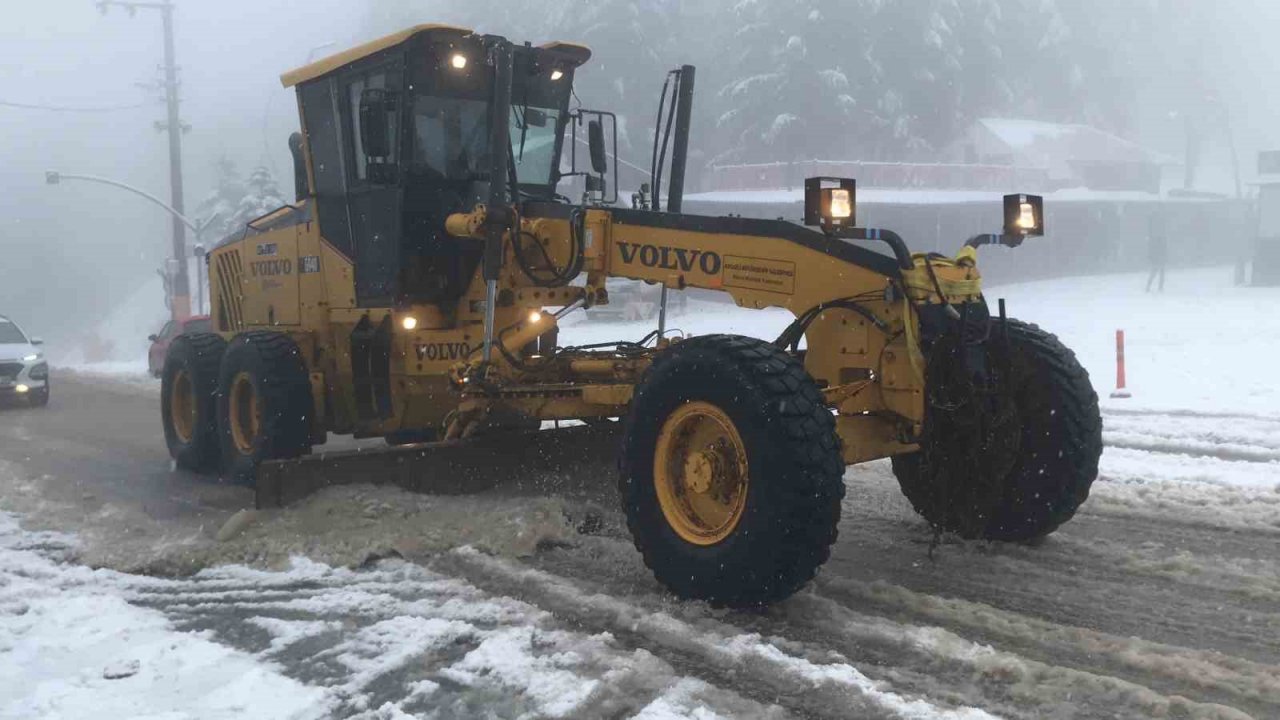 Kartepe’de kar aniden bastırınca araçlar zirveye çıkamadı