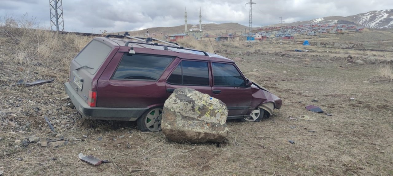 Erzurum’da yoldan çıkan araç şarampole savruldu: 2 yaralı