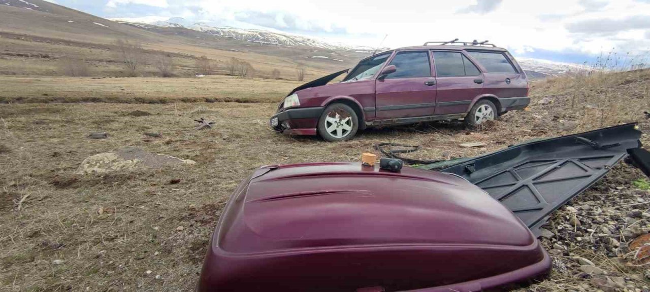 Erzurum’da yoldan çıkan araç şarampole savruldu: 2 yaralı