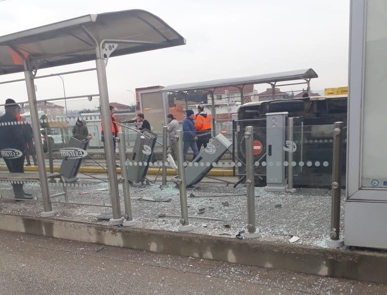 Tramvay durağına çarpan minibüs şehir içi ulaşımında aksamaya neden oldu