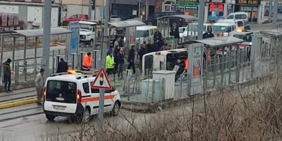 Tramvay durağına çarpan minibüs şehir içi ulaşımında aksamaya neden oldu