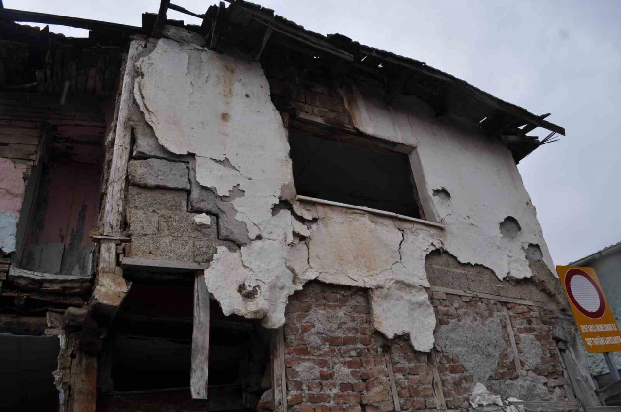 Duvarları çöken tarihi bina tehlike saçıyor