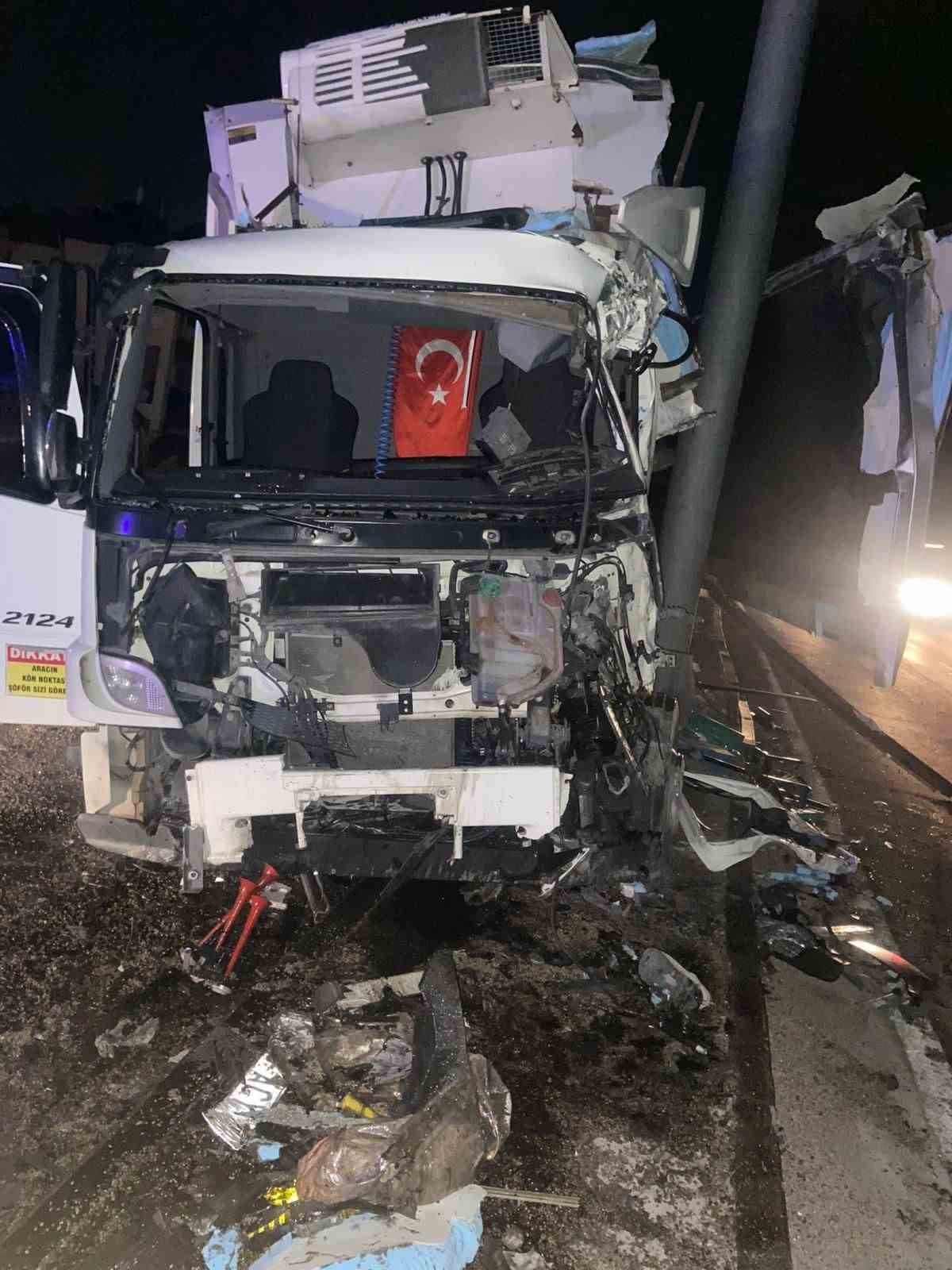 Direğe çarpan kamyonun sürücüsü ağır yaralandı