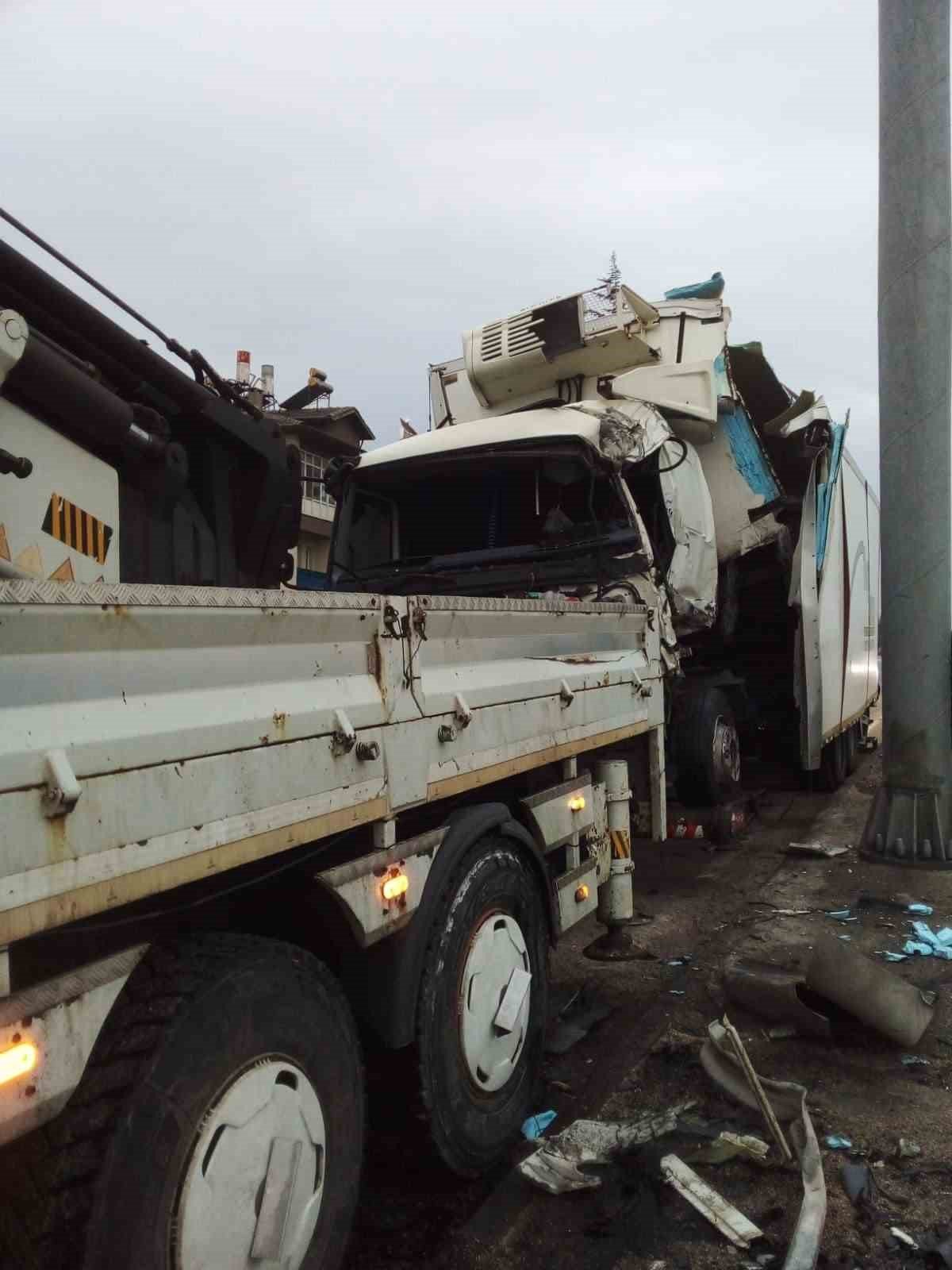 Direğe çarpan kamyonun sürücüsü ağır yaralandı