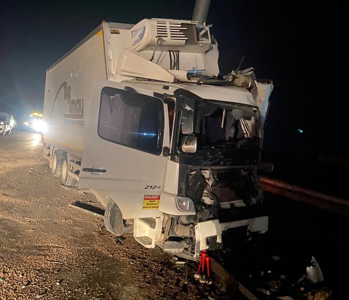 Direğe çarpan kamyonun sürücüsü ağır yaralandı