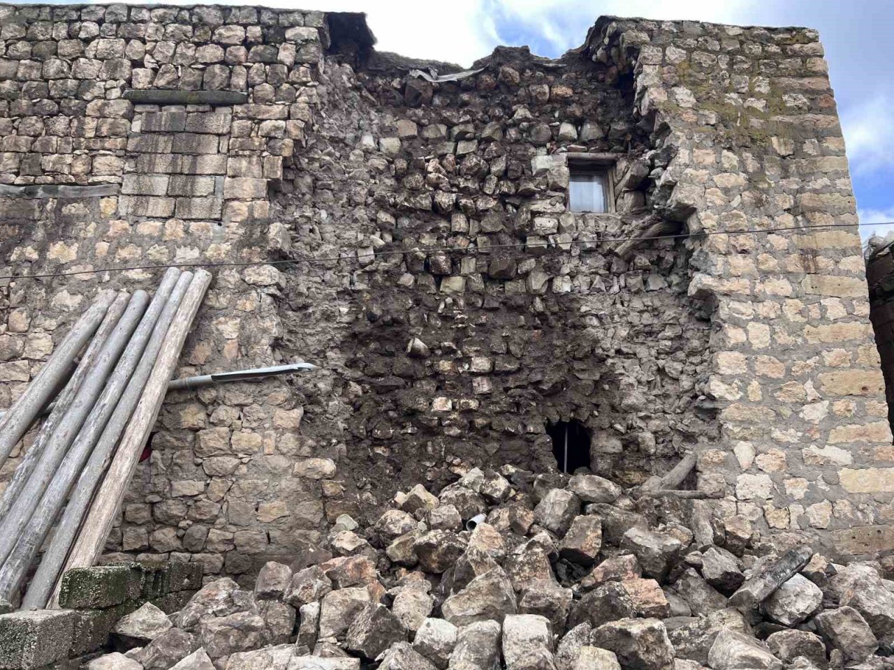 Depremde ağır hasar alan ev, şiddetli yağışta yıkıldı