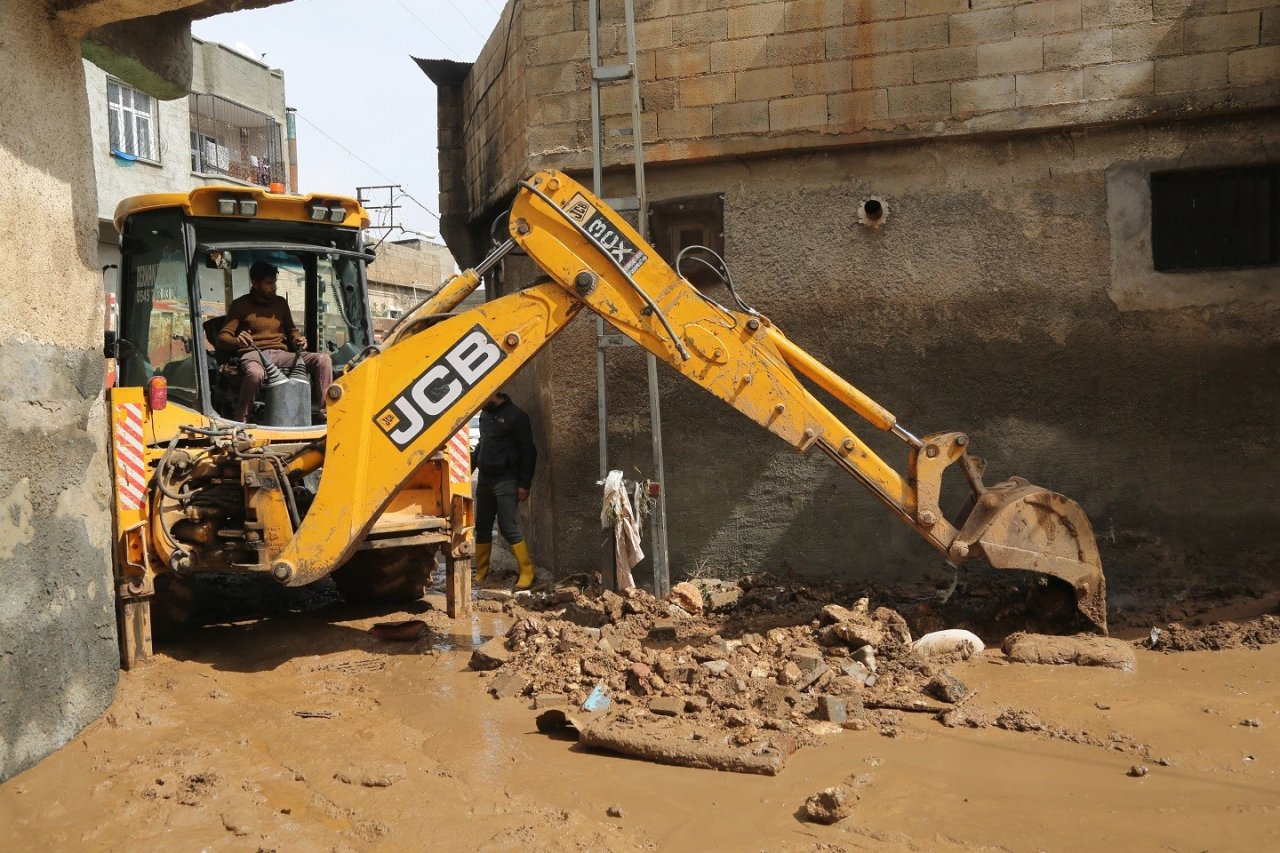 Eyyübiye’de selin yaraları sarılıyor