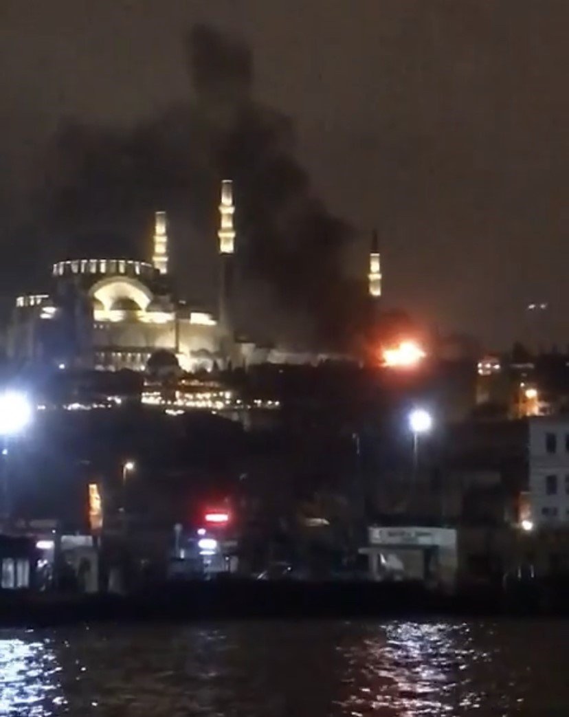 Fatih’te 3 katlı metruk bina alev alev yandı