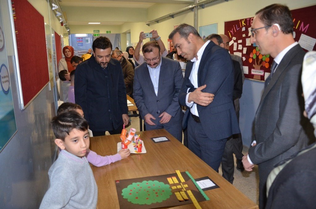 Gazi Emet İlkokulu’nda sıfır atık kütüphanesi ve matematik koridoru açıldı