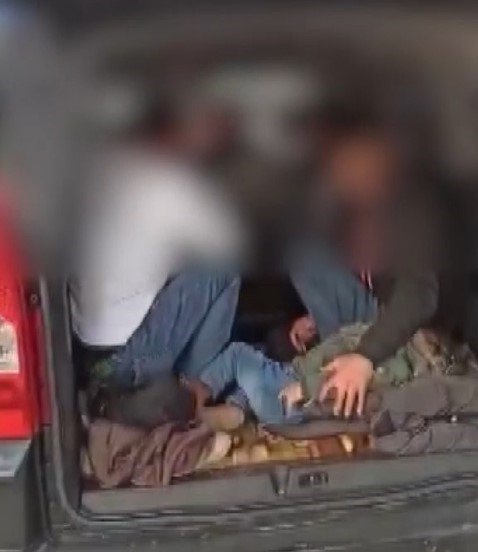 Şüphe üzerine durdurulan araçtan 8 düzensiz göçmen çıktı