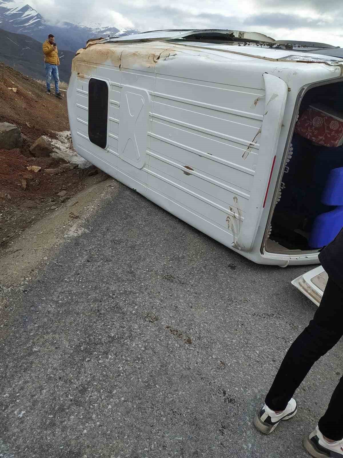 Hakkari’de öğrenci servisi devrildi: 4 yaralı