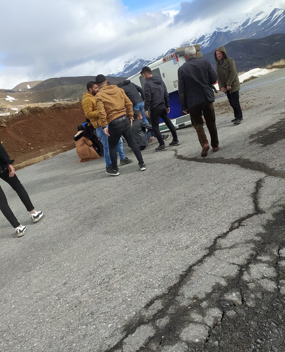 Hakkari’de öğrenci servisi devrildi: 4 yaralı