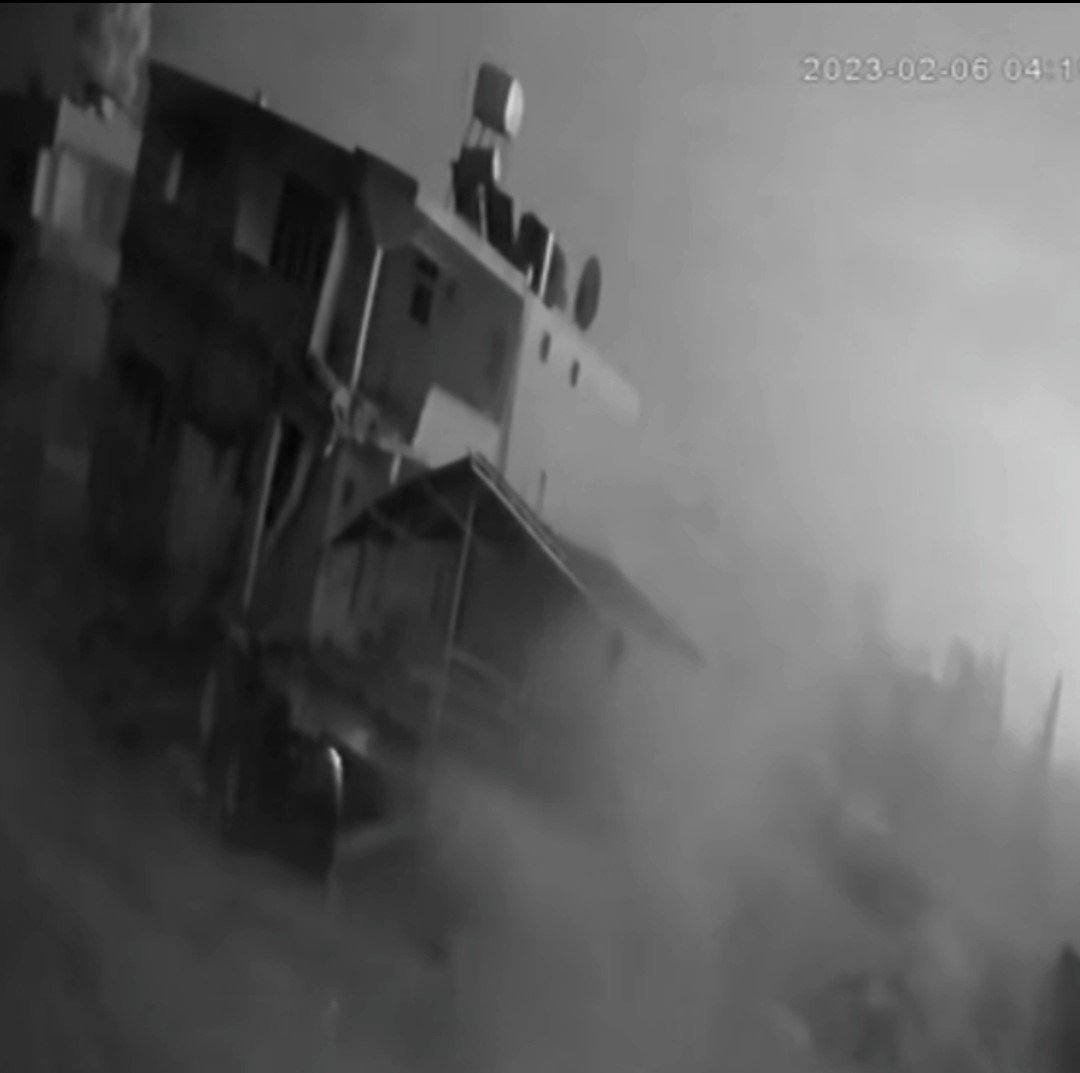 Depremde çiftliğin ambar kısmındaki traktörlerin, evin yıkılmasını önlediği görüntüler ortaya çıktı