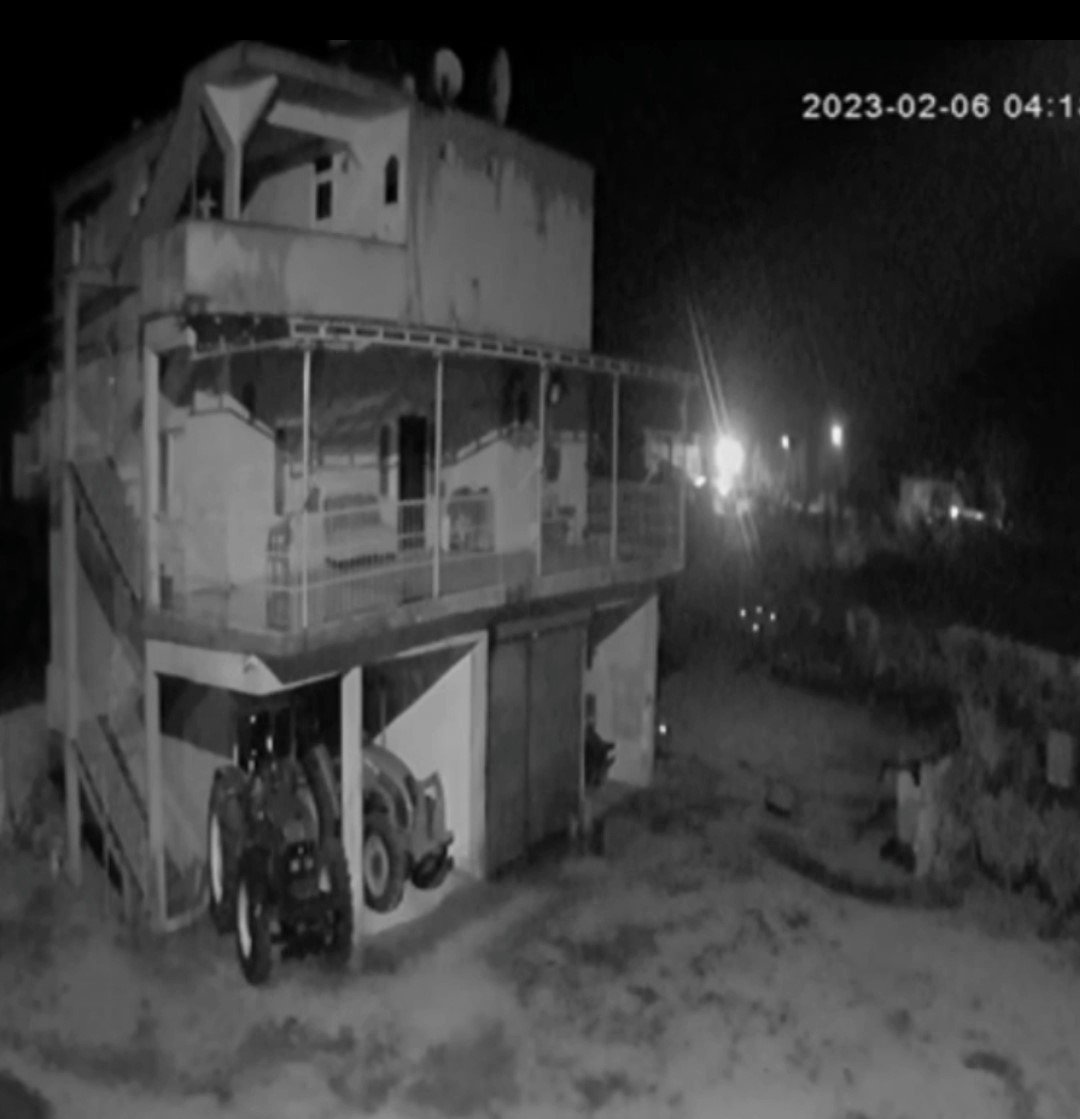 Depremde çiftliğin ambar kısmındaki traktörlerin, evin yıkılmasını önlediği görüntüler ortaya çıktı