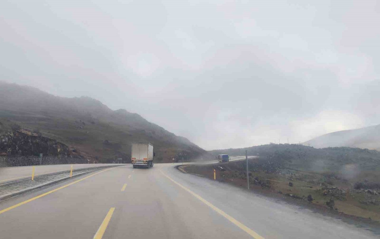 Iğdır’da yağmur ve sis etkili oluyor