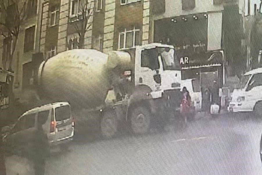Gaziosmanpaşa’da genç anne beton mikserinin altında can verdi, 2 çocuğu kurtuldu