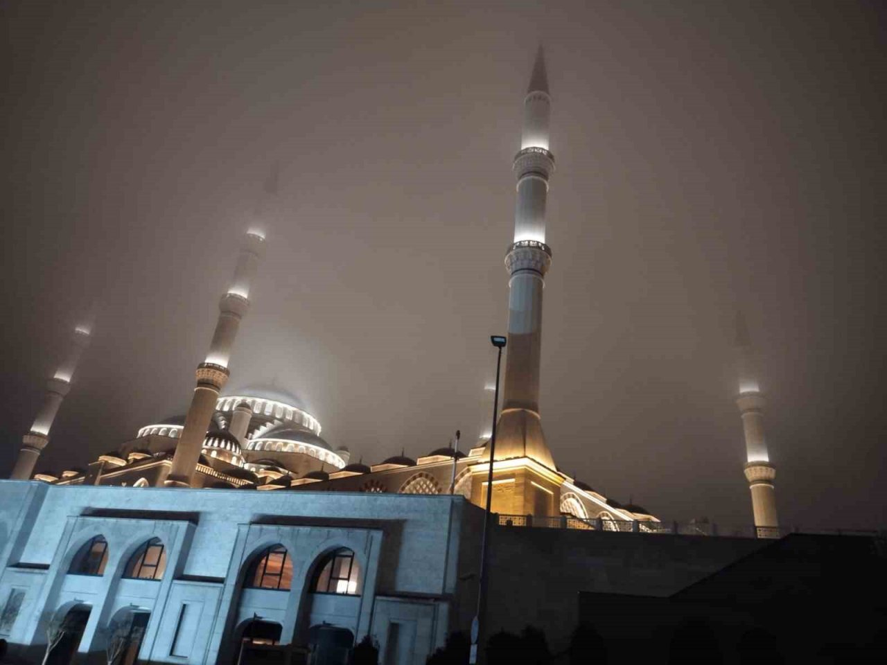 İstanbul’da akşam saatlerinde yoğun sis etkili oldu