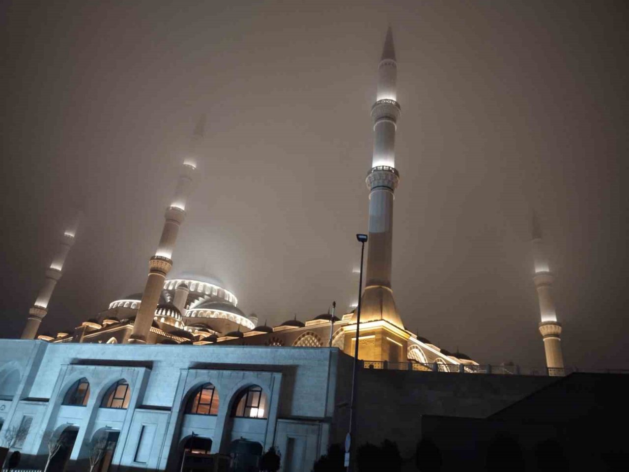 İstanbul’da akşam saatlerinde yoğun sis etkili oldu