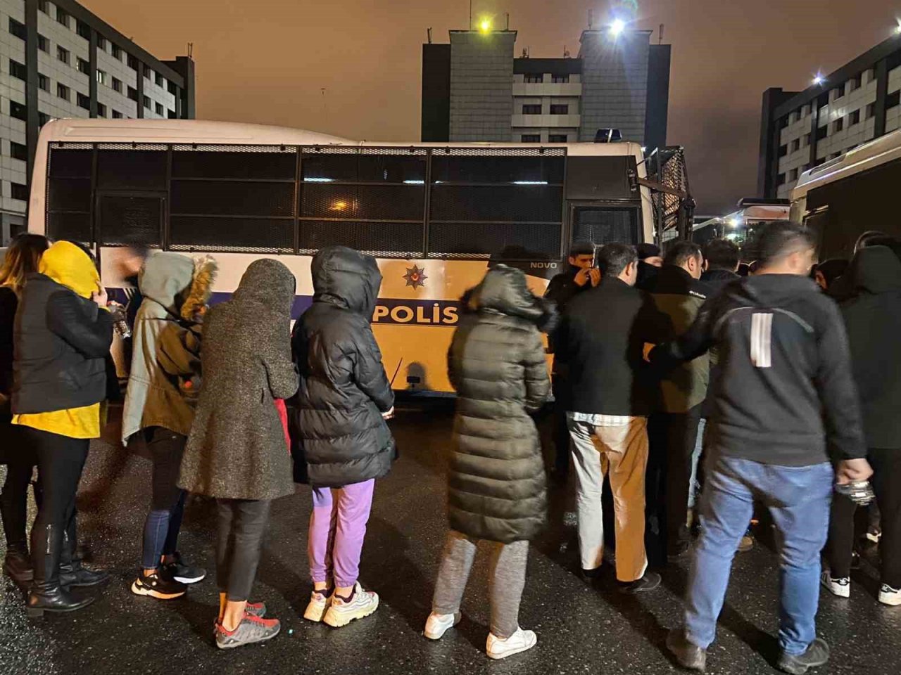 İstanbul’da "Kökünü Kurutma Operasyonu"nda yakalanan 161 zanlı adliyeye sevk edildi