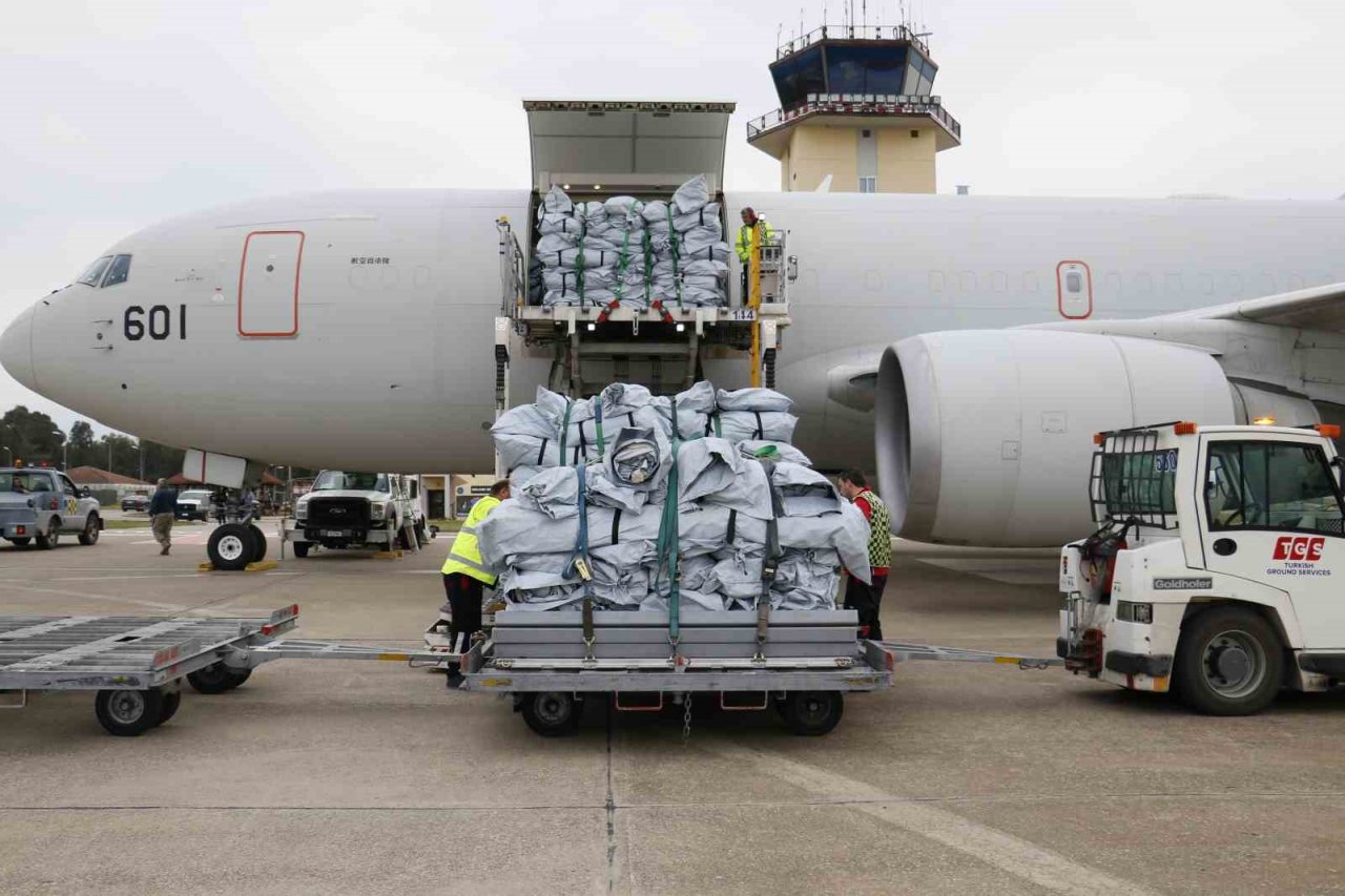Yardım malzemelerini taşıyan Japon uçağı Türkiye’ye ulaştı