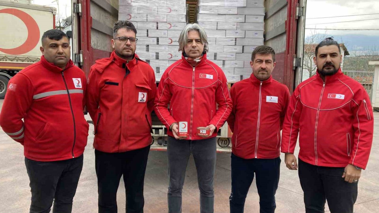 Türk Kızılay İzmir’den deprem bölgesine 16 tır konserve gıda