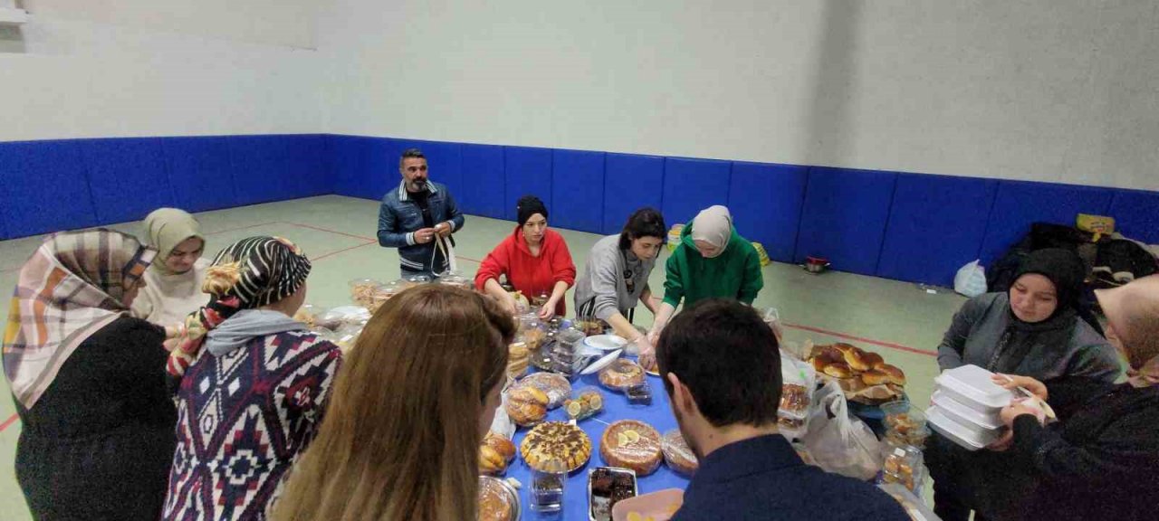 Kastamonu’da 2,5 saatte binden fazla ürün satıldı, geliri depremzedelere bağışlandı