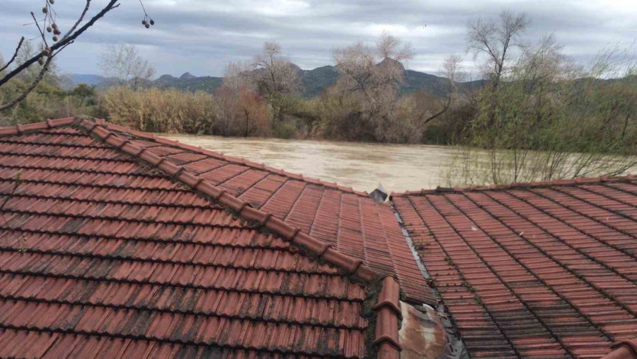 Turuncu kodla uyarılan Antalya’da tarlalar ve yollar göle döndü