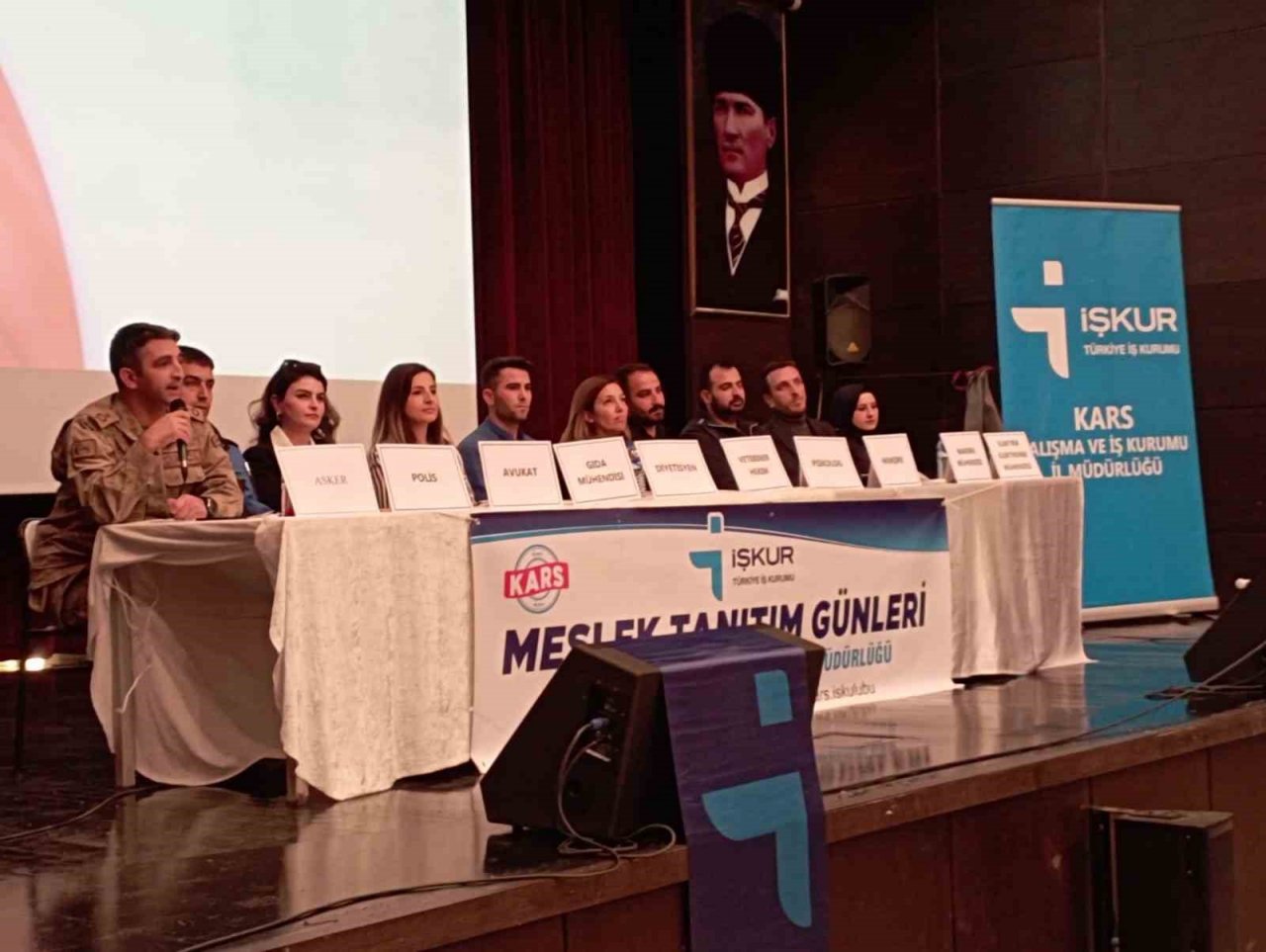 Kars’ta meslek erbapları öğrencilerle buluştu