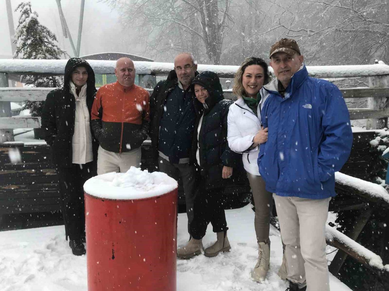 Kartepe’de kar aniden bastırınca araçlar zirveye çıkamadı