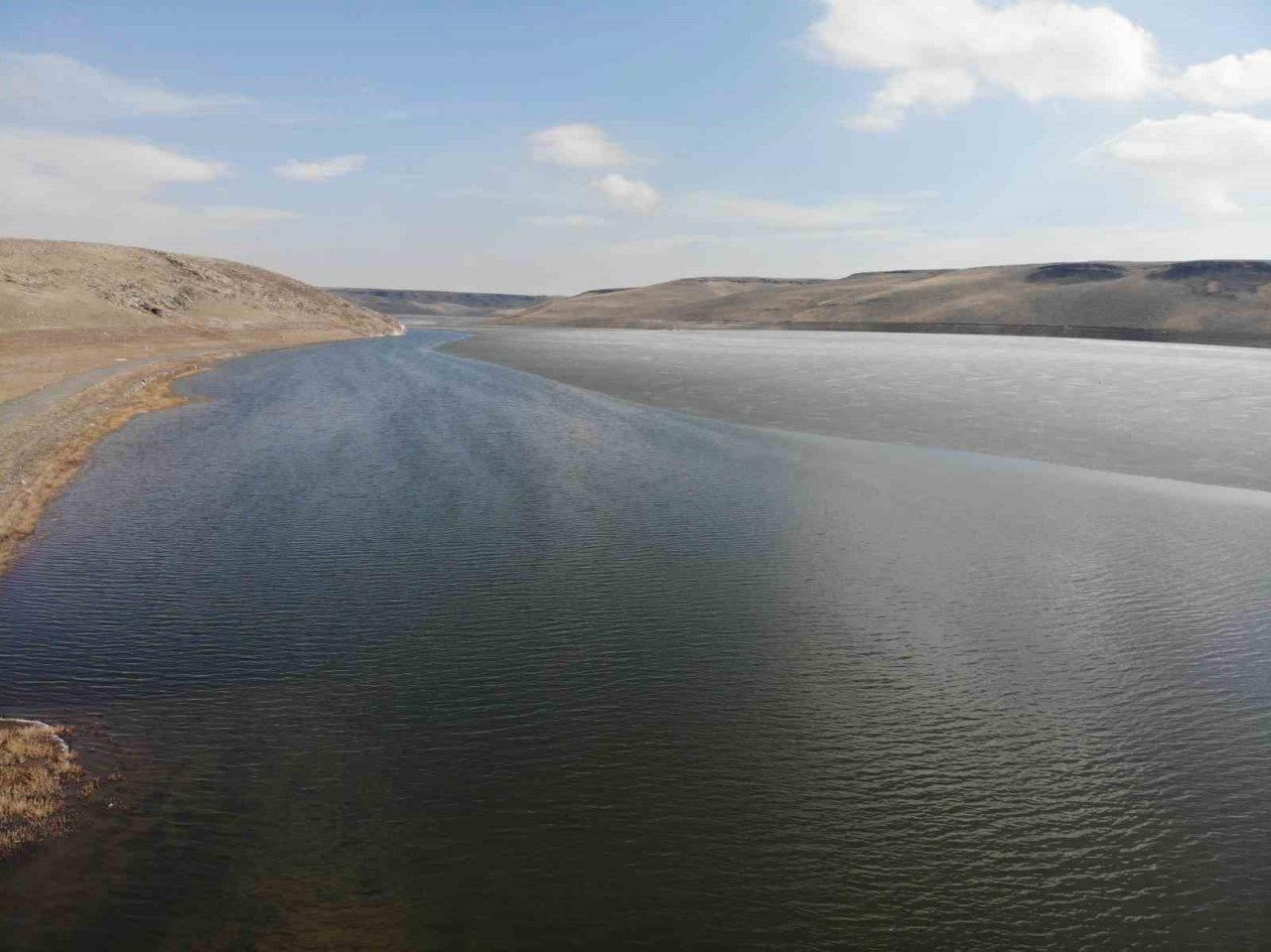 Kars Baraj Gölü’nün buzları çözülüyor
