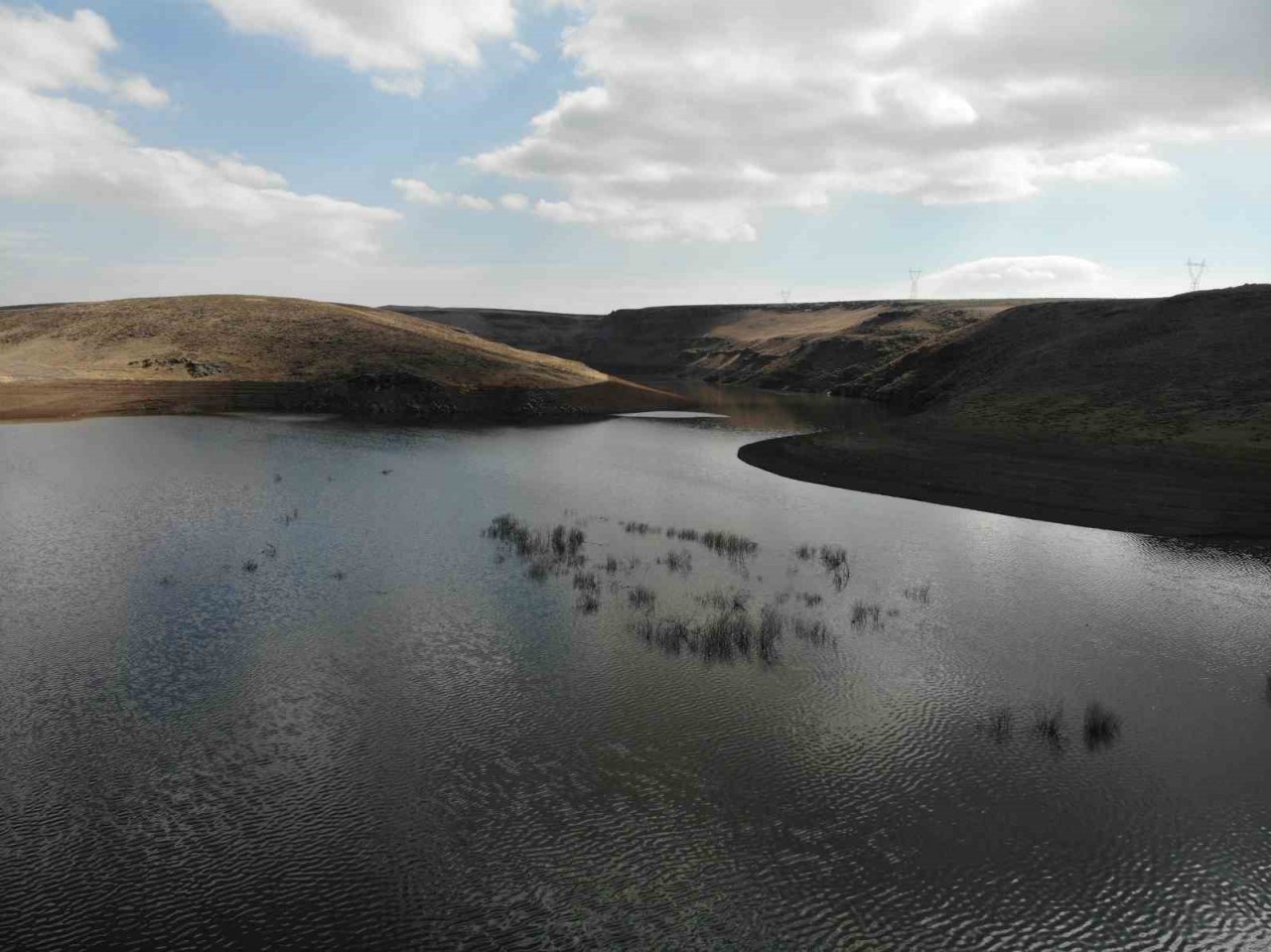 Kars Baraj Gölü’nün buzları çözülüyor