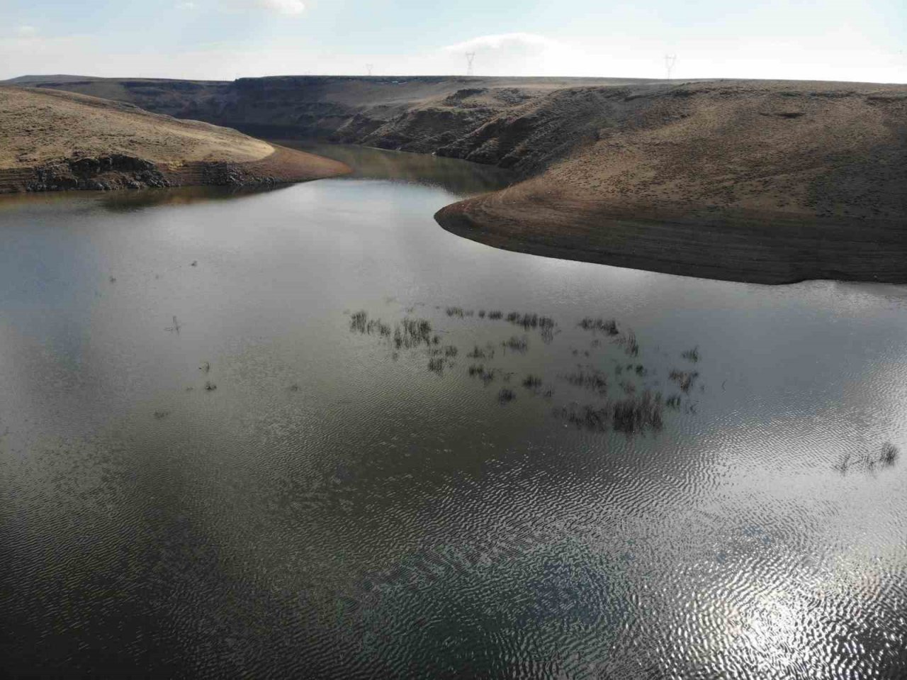Kars Baraj Gölü’nün buzları çözülüyor
